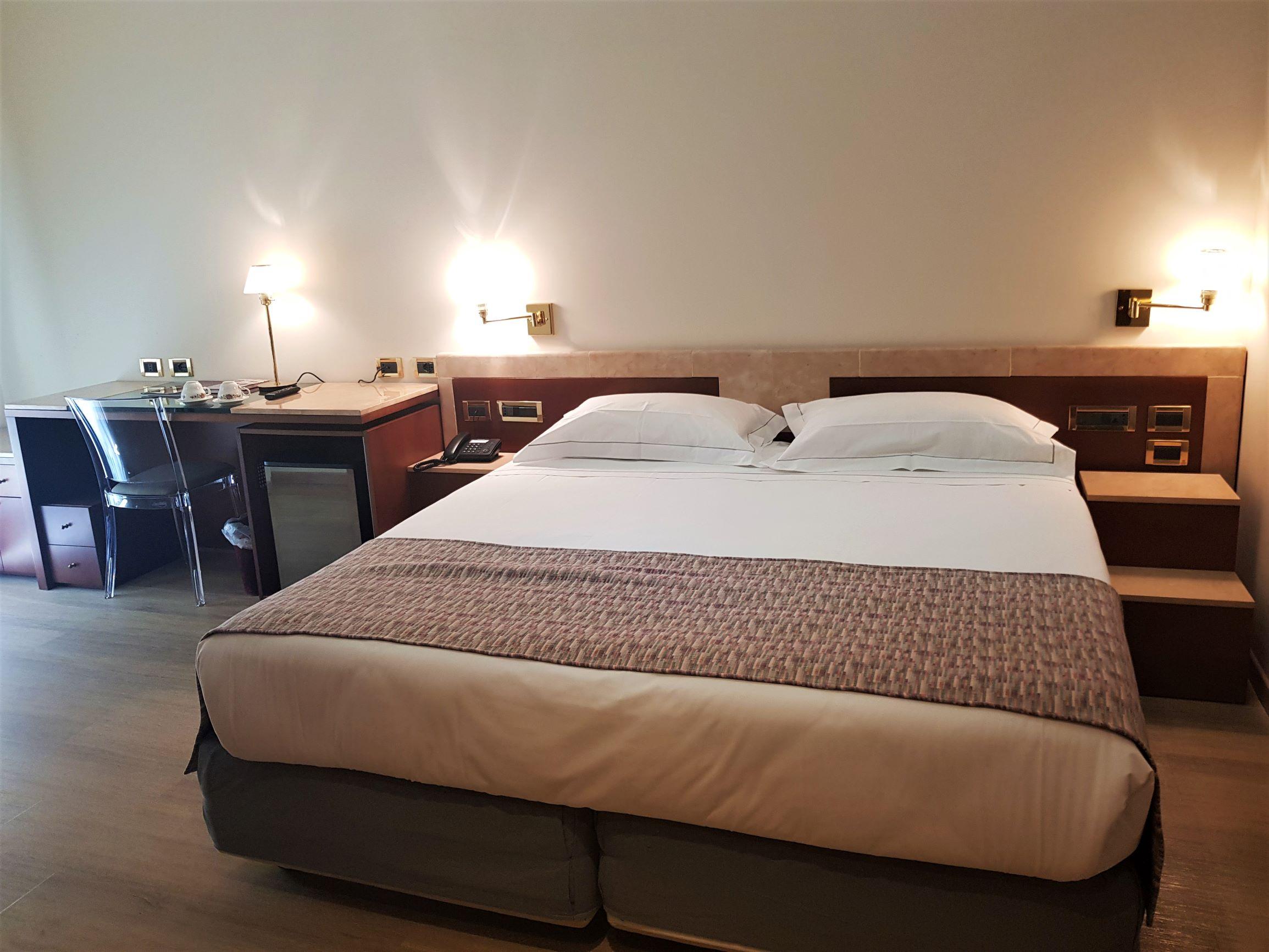 Astra Hotel Ферара Екстериор снимка