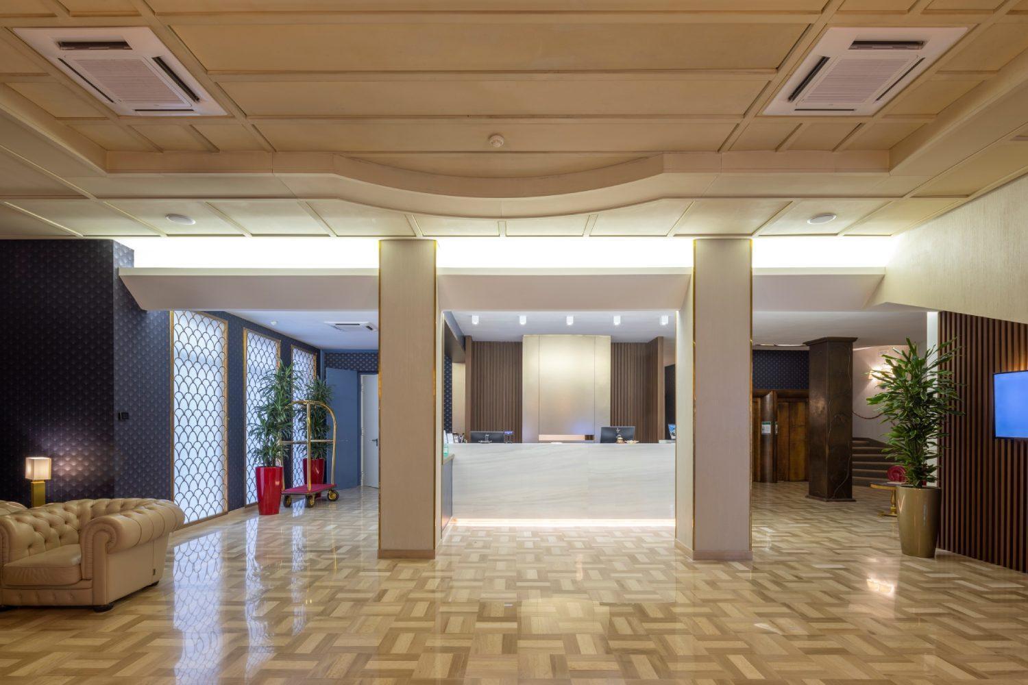 Astra Hotel Ферара Екстериор снимка