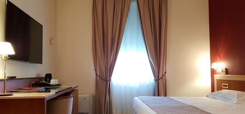 Astra Hotel Ферара Екстериор снимка